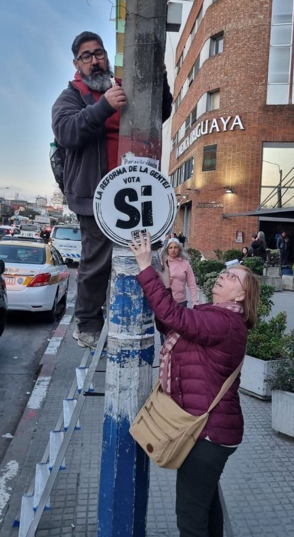 Colgando carteles del Si